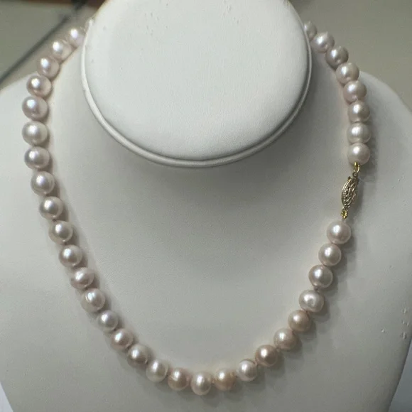 Soft PINK Pearl Necklace - Classic Elegance - Hand Knotted Strand - Picture 3 of 9
